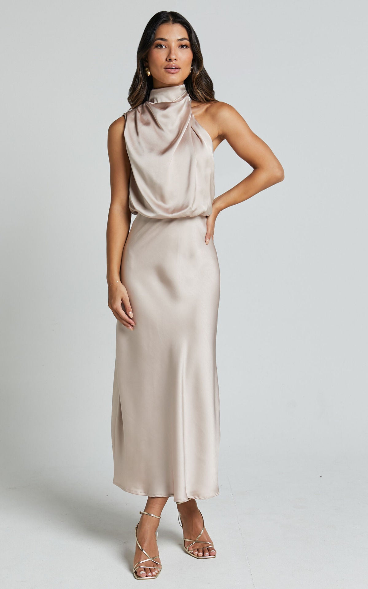 Robe Satinée Élégante – Soirée d’Été