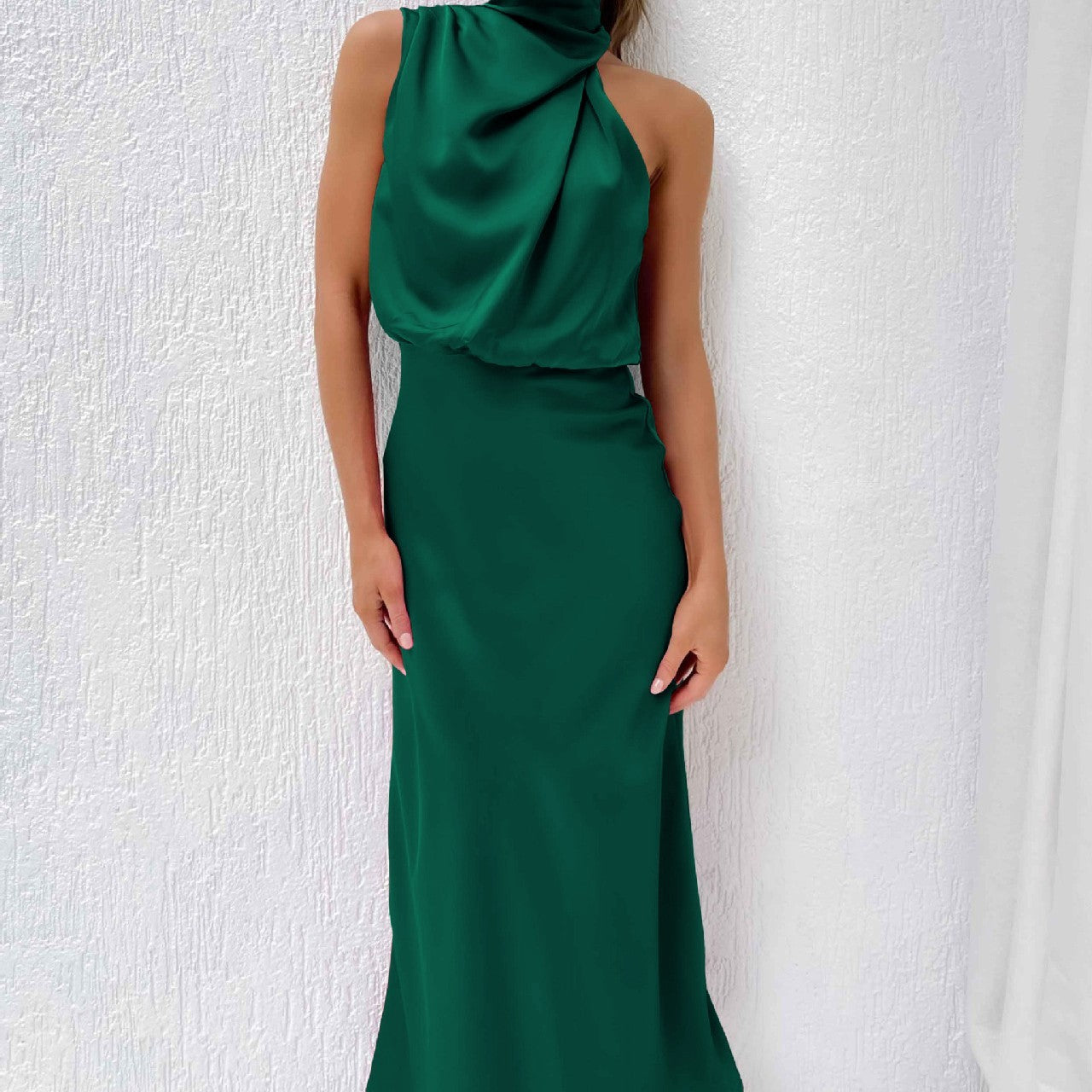 Robe Satinée Élégante – Soirée d’Été